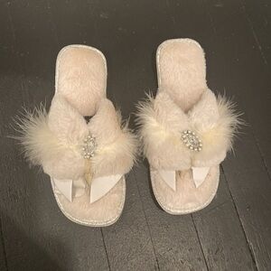 PIA rossini toe post jewel faux fur Almond slippers open toe size small fits 5/6